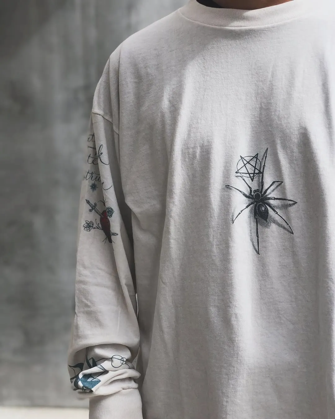 SAINT Mxxxxxx × Dr. Woo DW_LS TEE/TATTOO/WHT Dr.Woo joint model TATOO tattoo long sleeve off-white S-XL OE yarn Tube weaving high weight fabric without side seams Original printing water slurry process No touch printing Breathable and comfortable Original level replica printing Correct version Correct main mark/wash mark/cherub anti-counterfeiting mark